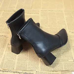 Seitenansicht eleganter schwarzer Stiefeletten mit spitzer Zehenpartie und Blockabsatz