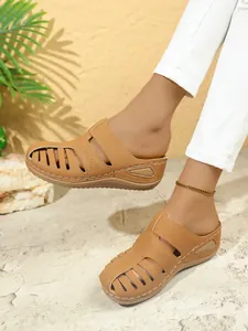 Braune geschlossene Mules mit Cut-Out-Details für einen sommerlichen Urlaubsstil