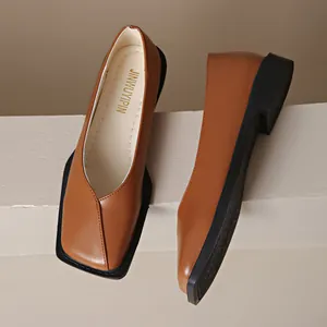 Detalle de manoletinas retro marrones con punta cuadrada y escote en V de estilo francés