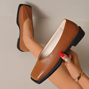 Primer plano de zapatos vintage franceses marrones con punta cuadrada y elegante escote en V