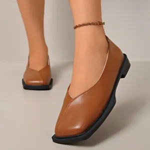 Primer plano de zapatos planos de cuero marrón con escote en V y punta cuadrada chic