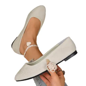 Eleganti ballerine in pelle scamosciata bianco sporco da donna con un design a punta fine.