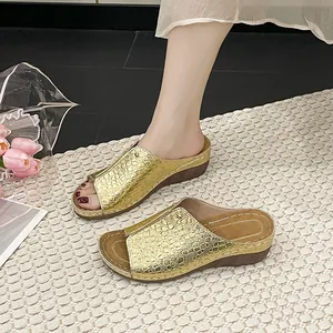 Elegante goldene Pantoletten mit Keilabsatz und Schlangenmuster für Damen im Freien