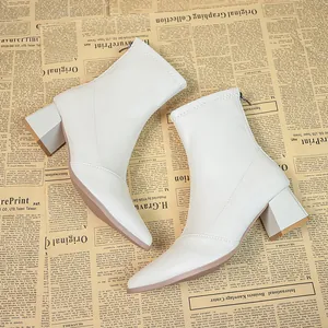 Elegante weiße Stiefeletten mit spitzer Zehenpartie und Blockabsatz