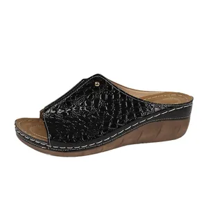 Elegante Damen Keilsandalen in Schwarz mit Krokodilprägung und offener Zehen