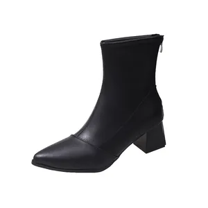 Seitenansicht eleganter schwarzer Stiefeletten mit spitzer Zehenpartie und Blockabsatz