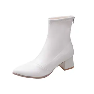 Detailansicht der weißen Stiefeletten mit spitzer Zehenpartie und Blockabsatz