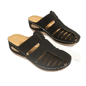 Schwarze flache Damen-Mules mit geschlossenem Zehenbereich und kontrastierenden Nähten