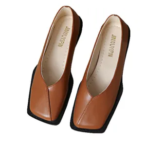 Zapatos planos de estilo francés con punta cuadrada y cuello en V marrón