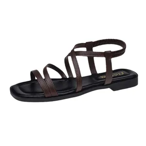 Sandales romaines plates pour femmes avec lanières croisées et bride élastique brune