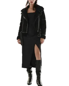 Look completo con giacca biker nera in shearling e abito midi con spacco laterale