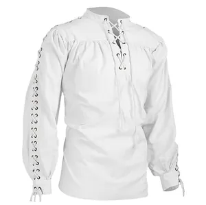 Détail de la chemise blanche de la Renaissance avec laçage aux manches et au torse