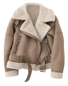 Giacca biker da donna in pelle scamosciata con fodera in caldo shearling e bavero.