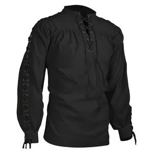 Vue détaillée d'une chemise médiévale noire pour homme avec manches lacées gothiques