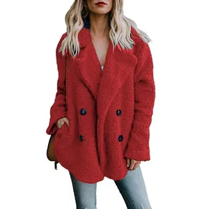 Detailansicht einer roten Teddyjacke aus Plüsch mit Reverskragen und zweireihigen Knöpfen