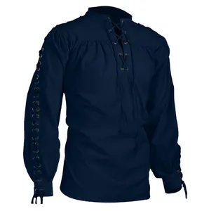 Vue détaillée d'une chemise Renaissance médiévale bleu marine avec laçage aux manches.