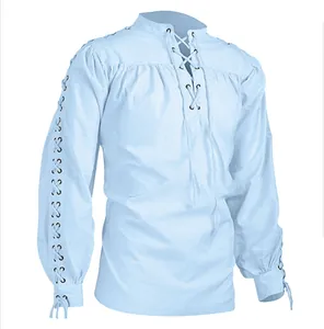 Détail d'une chemise Renaissance bleu clair avec lacets aux manches et buste