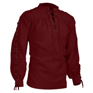 Vue détaillée de la chemise médiévale rouge bordeaux avec laçage sur les manches.