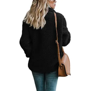 Rückansicht einer stilvollen schwarzen flauschigen Fleecejacke für Damen mit Textur