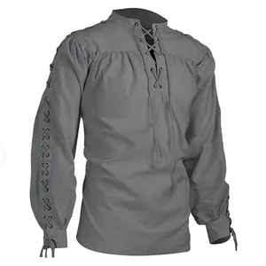 Vue détaillée d'une chemise médiévale grise de la Renaissance avec laçage gothique.