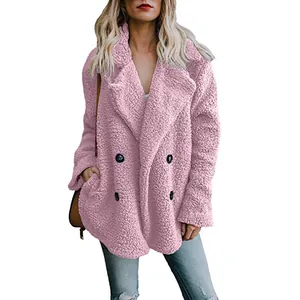 Detailansicht der rosa Teddy-Jacke mit Reverskragen und schwarzen Knöpfen für Damen.