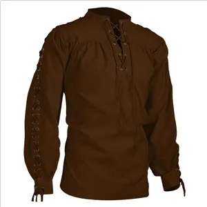 Vue détaillée de la chemise à lacets Renaissance pour hommes marron avec bandages de manches