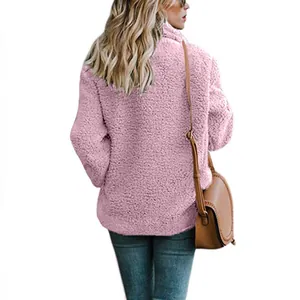 Rückansicht einer stylischen rosa Plüsch-Fleecejacke für Damen mit Reverskragen