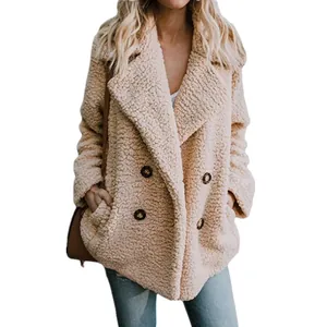 Detailansicht der Damen Teddy-Plüschjacke mit Revers und braunen zweireihigen Knöpfen