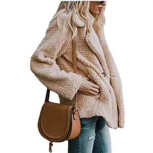 Detailansicht einer gemütlichen beigen Teddy-Fleecejacke mit Reverskragen und Knopf