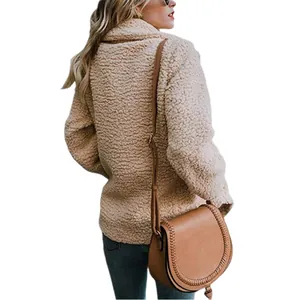 Modischer Damen Teddy-Mantel in Beige mit Revers und Knopfdetails in der Rückansicht