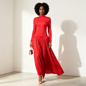 Elegante abito lungo rosso a maniche lunghe con collo alto e gonna a pieghe