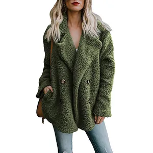 Vorderansicht einer grünen Teddy-Fleece-Jacke mit Reverskragen und Knopfverschluss