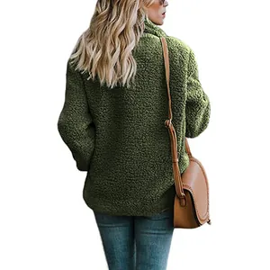 Detailansicht der Rückseite einer olivgrünen Damen-Sherpa-Plüschjacke mit weicher Textur