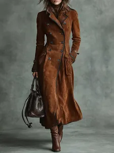 Modefotografie eines braunen Wildleder-Trenchcoats mit schwarzen Besatzdetails