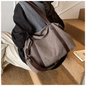 Bolso tote de lona de gran capacidad, elegante y duradero, mostrado por una modelo en estilo casual