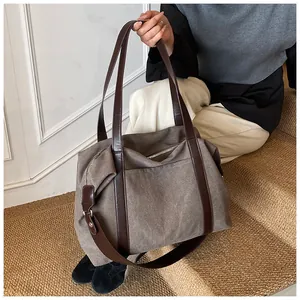Vista lifestyle de un gran bolso tote de lona marrón en las escaleras para diario.