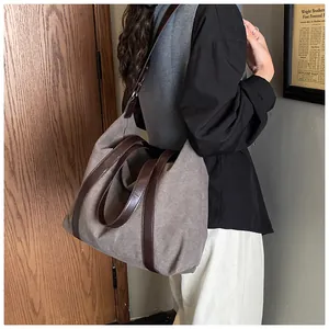 Bolso tote de lona marrón de gran capacidad para el día a día y viajes llevado al hombro