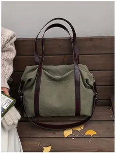 Detalle de cerca del bolso tote grande de lona verde oliva ideal para viajes y diario