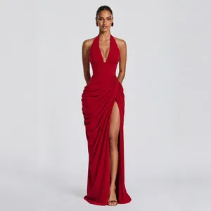 Elegante abito da sera rosso all'americana con scollo a V, drappeggio e spacco alto