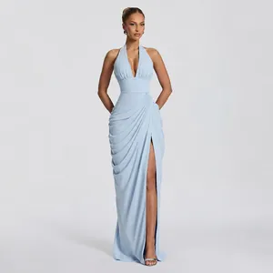 Elegante abito lungo azzurro con scollo all'americana, vita plissettata e spacco alto