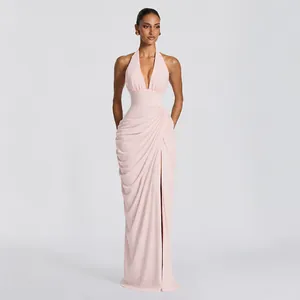 Elegante abito da sera rosa con scollo a V allacciato al collo, pieghe e spacco alto.