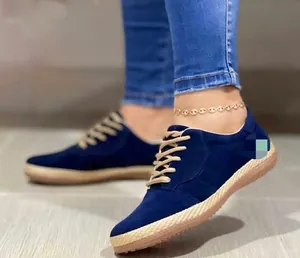 Λεπτομερής όψη των μπλε casual παπουτσιών με κορδόνια και σόλα σε στυλ κάνναβης