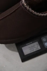 Primer plano del diseño ligero de 385,2g de las botas de invierno cálidas para hombre