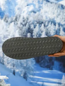 Primer plano de la suela de goma ondulada antideslizante de las botas de nieve de hombre