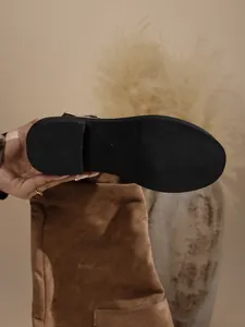 Detailansicht der schwarzen rutschfesten Sohle brauner Wildleder-Slouch-Boots für Damen
