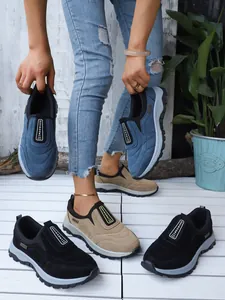 Vue détaillée de baskets d'extérieur unisexe à semelle épaisse en bleu, kaki et noir