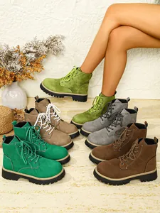Auswahl an Wildleder-Stiefeletten mit runder Kappe und dicker Sohle in vielen Farben