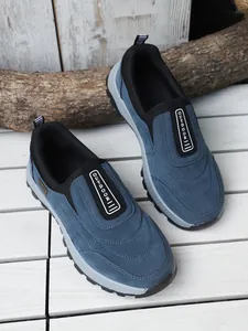 Détail des chaussures de course d'extérieur en daim bleu avec semelles compensées