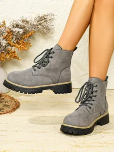 Graue Schnürstiefeletten aus Wildleder mit Plateausohle für einen stylischen Winterlook.