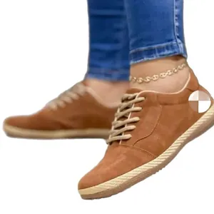 Chaussures plates décontractées en daim marron avec lacets et semelle en corde élégante
